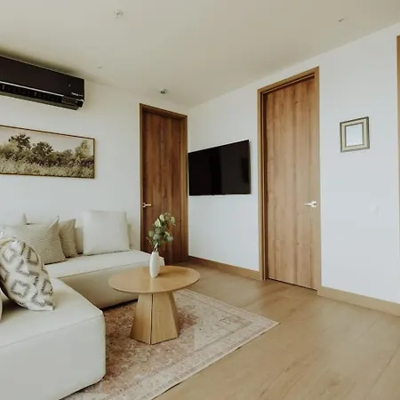 Walk To Old Pool Ocean View 1br